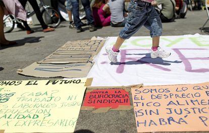 El suelo de la Puerta del Sol se ha llenado de carteles con los lemas de la concentración y las reivindicaciones de los jóvenes.