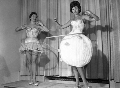 El hula hoop nació en 1958 y se popularizó rápidamente en todo el mundo occidental a través de las televisiones en blanco y negro.