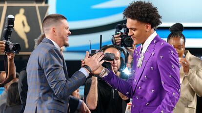 Paolo Banchero, a la derecha, recibe la felicitación tras ser elegido por Orlando Magic como número uno del Draft de la NBA.