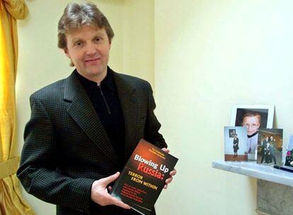 Alexander Litvinenko, en su casa de Londres, muestra un libro suyo sobre el espionaje ruso.