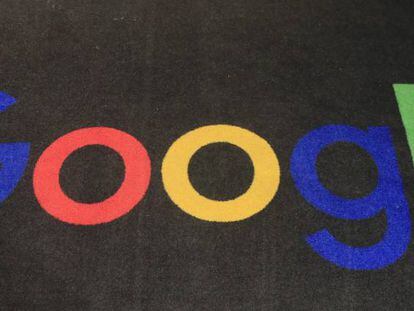 Logo de Google en una alfombra en París