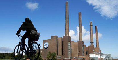 Un ciclista junto a la planta de Volkswagen en Wolfsburgo, Alemania.