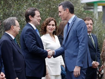 El presidente del Gobierno, Pedro Sánchez, saluda al presidente de Castilla y León, Alfonso Fernández Mañueco durante la Conferencia de Presidentes celebrada en La Palma el pasado marzo.