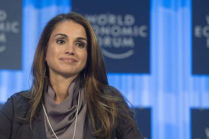 La reina Rania de Jordania interviene en una sesi&oacute;n plenaria del Foro Econ&oacute;mico Mundial que se celebra en Davos.