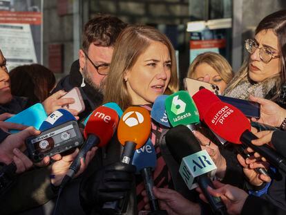 Sylvia Córdoba, abogada de los dos procesados por el robo millonario de botellas de vino en el restaurante Atrio, se dirige a los medios en Cáceres, este miércoles.