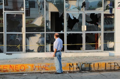 Una persona observa los destrozos ocasionados a las instalaciones del Instituto de Elecciones y Participación Ciudadana en la ciudad de Tuxtla Gutiérrez, Chiapas (México). 