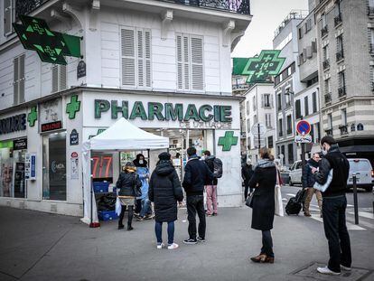 Cola ante una farmacia para realizar un test de antígenos en París