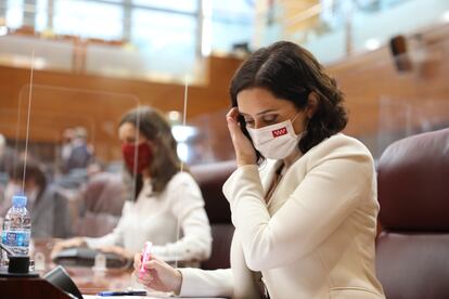 La presidenta de la Comunidad de Madrid, Isabel Díaz Ayuso, durante el pleno de la Asamblea de Madrid del 18 de febrero.