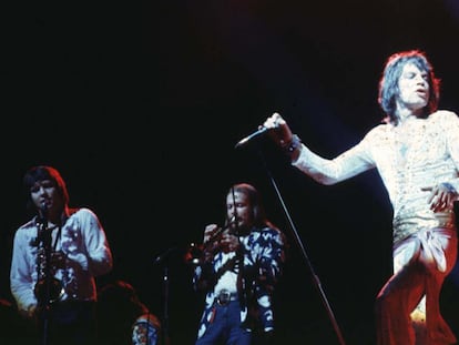 Los Rolling Stones tocando en 1972 en el International Amphitheatre de Chicago. De izquierda a derecha, Bobby Keys, Jim Price y Mick Jagger.