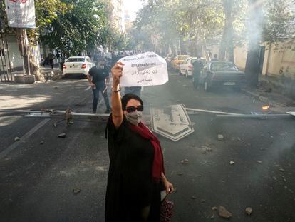 Protestas en Teherán por la muerte de Mahsa Amini mientras estaba detenida por la policía de la moral por llevar mal colocado el velo, el pasado 1 de octubre.