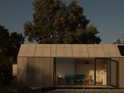 La casa móvil ÁPH80 es una vivienda sostenible diseñada por Camino Alonso, directora creativa del estudio de arquitectura Ábaton. Tiene 27 metros cuadrados, está construida en madera de abeto, lleva placa solar incorporada y se puede trasladar en un camión normal. 