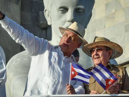 Miguel Díaz-Canel y Raúl Castro, este miércoles en la manifestación por el Primero de Mayo en La Habana.