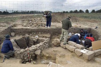 Aspecto de las tumbas ibera y romana halladas en Cástulo.