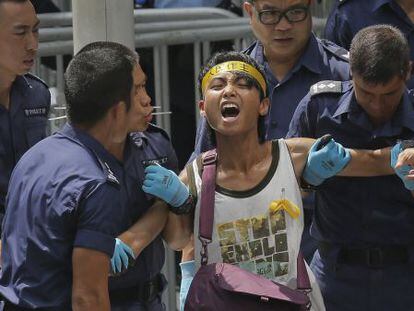 Un estudiante detenido frente a la sede de Gobierno de Honk Kong. 