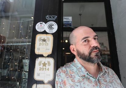 Antonio Almeida, propietario de la tienda de discos y libros Molar, en el Rastro.