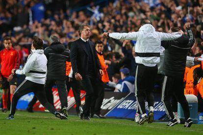 Laurent Blanc, en primer plano, se lamenta y Mourinho sale a correr para celebrar junto a sus jugadores el pase a semifinales. 