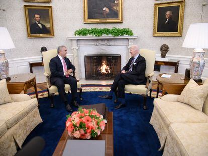 Joe Biden se reúne con el presidente de Colombia, Iván Duque, en la Sala del Gabinete de la Casa Blanca en Washington.