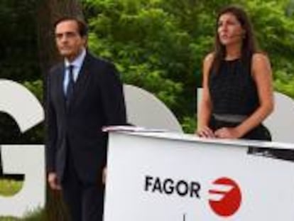 Jorge Parlad&eacute;, a la izquierda de la imagen, en un acto promocional de la marca Fagor de l&iacute;nea blanca.