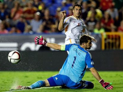 Casillas despeja el remate del macedonio Jahovic,