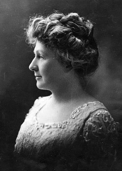 La astrónoma estadounidense Annie Jump Cannon (1863 - 1941), de la Universidad de Harvard, en el momento de recibir el grado de Maestría en Ciencias de la Universidad de Oxford.