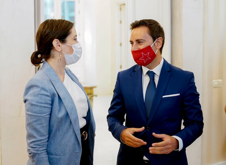 La presidenta de Madrid, Isabel Díaz Ayuso, charla con Javier Luengo, esta mañana durante su toma de posesión.