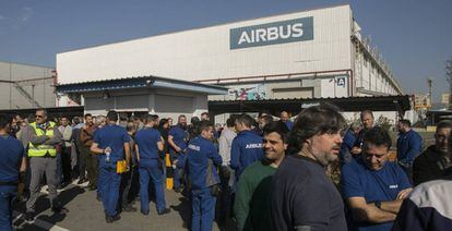 Trabajadores de la planta de Airbus Tablada (Sevilla) se concentran en su horario de descanso contra el plan de ajuste laboral presentado por la empresa.
