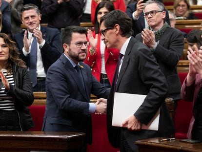 El presidente de la Generalitat de Cataluña, Pere Aragonès, y el líder del PSC, Salvador Illa, durante la aprobación de los presupuestos de 2023.