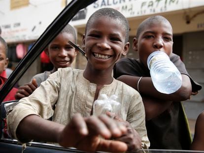 Niños talibés (aprendices del Corán que mendigan en las calles para sobrevivir) en Kebemer, Senegal.