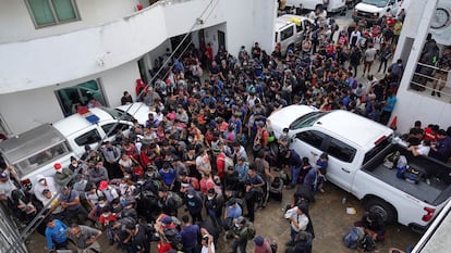 Los migrantes que fueron interceptados, permanecen en las instalaciones de la Procuraduría General de la República, en Coatzacoalcos, Veracruz.