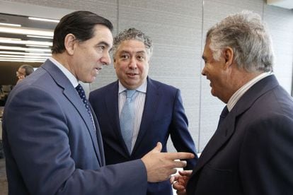 Manuel Martínez-Aldama, presidente de Inverco, charla con Tomás Burgos, secretario de Estado de Seguridad Social y con Ignacio Garralda, presidente de Mutua Madrileña.