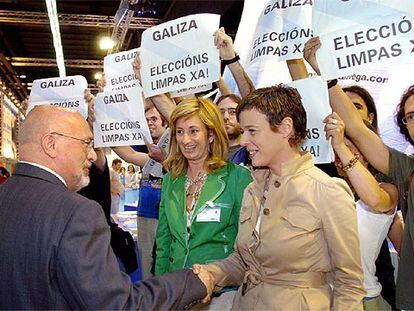 Josep Huguet con los responsables del 'stand' gallego