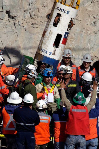 Momento del rescate de uno de los 33 mineros.