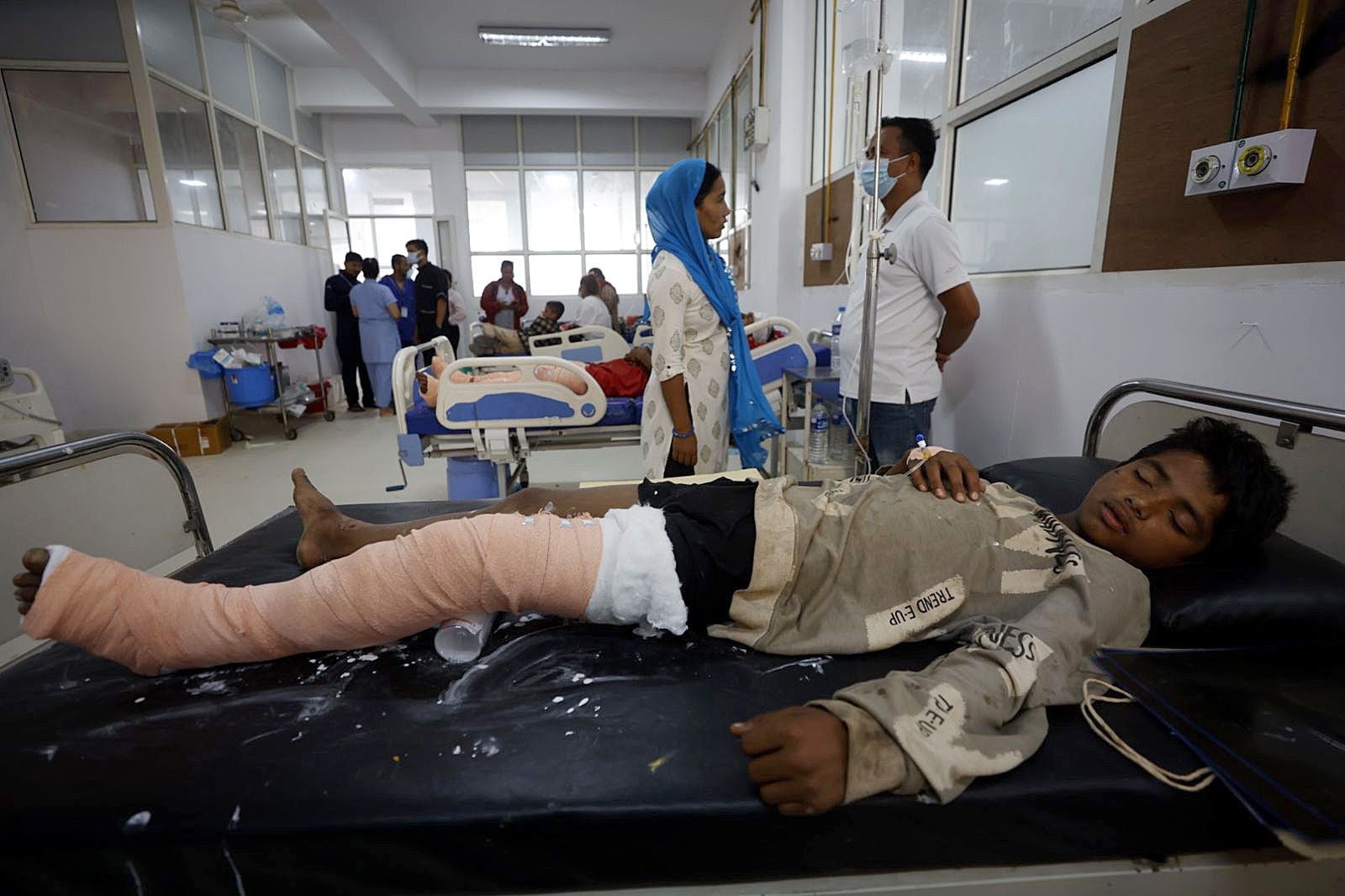 Algunos heridos son atendidos en el hospital Bheri en Nepalgunj, este sábado. 
