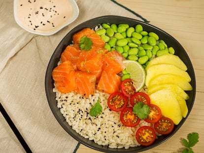 ‘Poké bowl’ de salmón marinado picante