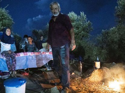 Noche al raso en los escombros de Moria (Lesbos), en imágenes