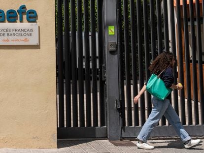 Puerta de entrada del edificio de la Maternelle (educación infantil) del Liceo Francés en Barcelona en abril.