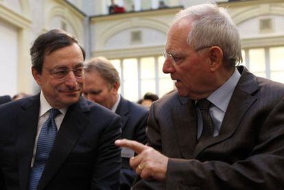 El ministro de Finanzas alemán, Wolfgang Schäuble (derecha), junto a Draghi, ayer en Berlín.