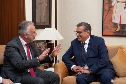El presidente de Canarias, Ángel Víctor Torres (a la izquierda), reunido con el presidente del Gobierno marroquí, Aziz Ajanuch, este miércoles en Rabat.