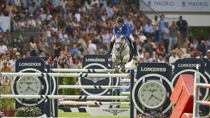 El jinete holandés Bart Bles salta durante la Longines EEF Series Copa de Naciones, en Madrid.