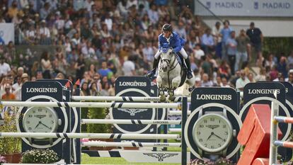 El jinete holandés Bart Bles salta durante la Longines EEF Series Copa de Naciones, en Madrid. 