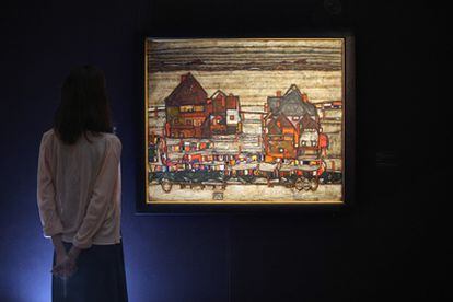 Una mujer ante el cuadro de Egon Schiele 'Häuser mit bunter Wäsche'