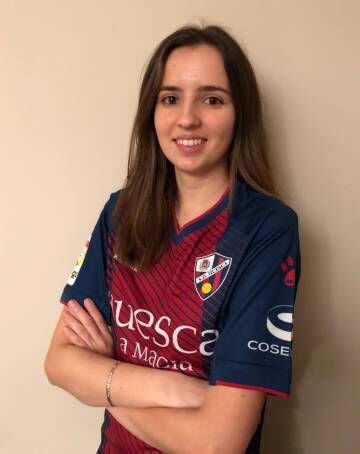 Sandra Martínez posando con la camiseta de la SD Huesca.