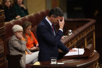 Pedro Sánchez, candidato a la investidura, se ríe en un momento de su réplica al líder del PP, Alberto Núnez Feijóo. 