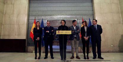 Los representantes de las principales asociaciones de autónomos junto con la ministra de Trabajo en funciones, Magdalena Valerio, (en el centro) y la secretaria de Estado de Empleo, Yolanda Valdeolivas (segunda por la derecha) en noviembre de 2018.