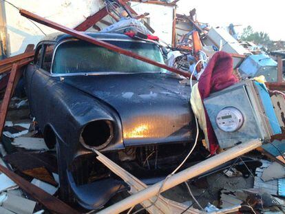 Un vehículo destrozado en Dallas, Tejas, tras el paso de uno de los tornados.