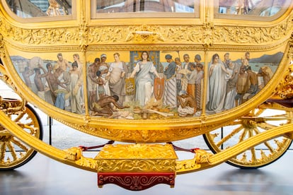 El panel izquierdo de la Carroza Dorada, llamado 'Tributo desde las Colonias', en el Museo Histórico de Ámsterdam.