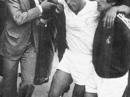 Amancio se retira lesionado tras la entrada de Fern&aacute;ndez, en 1974.