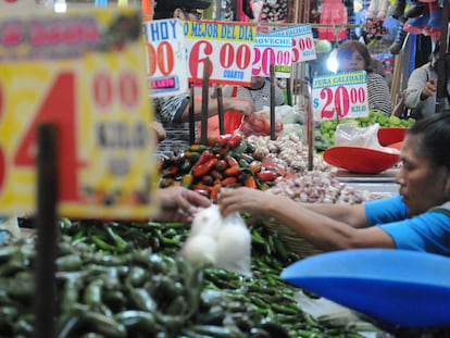 Una mujer compra verduras en un mercado en Ciudad de México, el pasado 10 de abril.