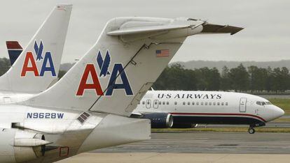 Un avi&oacute;n de American Airlines y potro de US Airwas en el aeropuerto de Virginia.