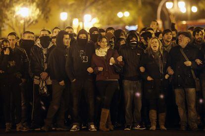 Varios cientos de personas se han manifestado hoy en el centro de valencia en apoyo al barrio de Gamonal, de Burgos.